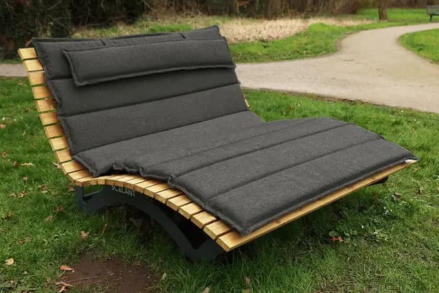 Waldsofa Premium mit Auflage + Kissen, Lärche, für 2-3 Personen, Sonnenliege, Außenliege, Wellenliege, Relaxliege, Holzliege für den Garten, KTL beschichtet