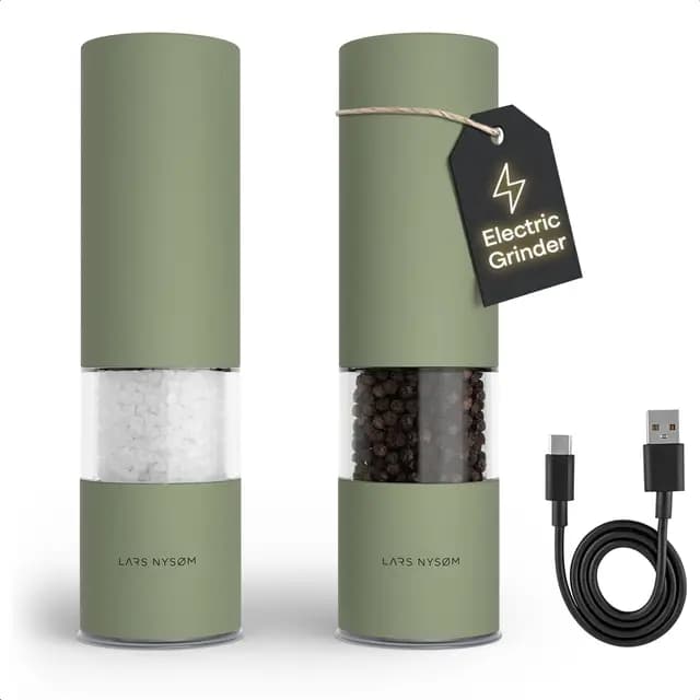 LARS NYSØM Salz- und Pfeffermühle Elektrisch 2er Set aus Edelstahl mit einstellbarem Keramik-Mahlwerk von grob bis fein I Automatisches Design Gewürzmühlen Set USB-C wiederaufladbar (Sage Green)