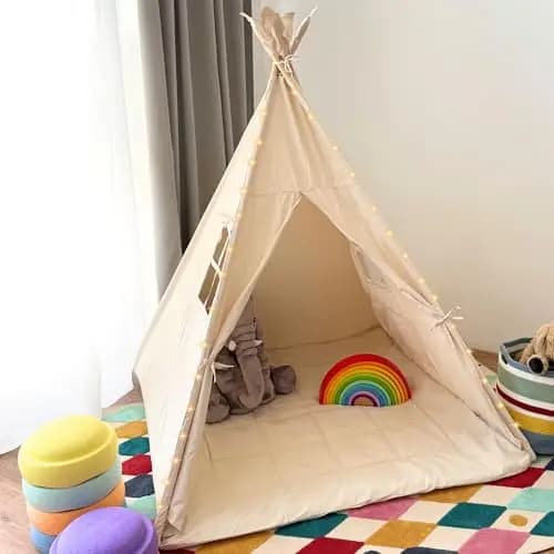 Tipi Zelt für Kinder (Sandburgen Beige) – Spielzelt aus Silky Cotton & Holz inkl. Kuschelmatte, Tragetasche & SafeCuddle Stabilisator | Tippi Kinderzelt Indoor für das Kinderzimmer