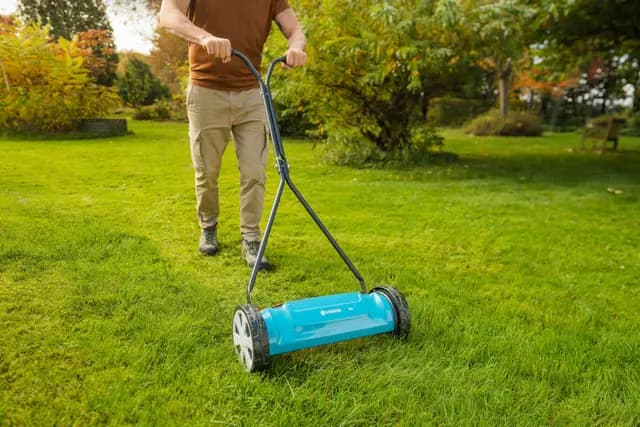 Gardena Classic Spindelmäher 400: Handrasenmäher mit 40cm Arbeitsbreite für bis zu 200 m² Rasenfläche, Messerwalze aus Qualitätsstahl, berührungslose Schneidetechnik, geräuscharm und präzise (4018-88)