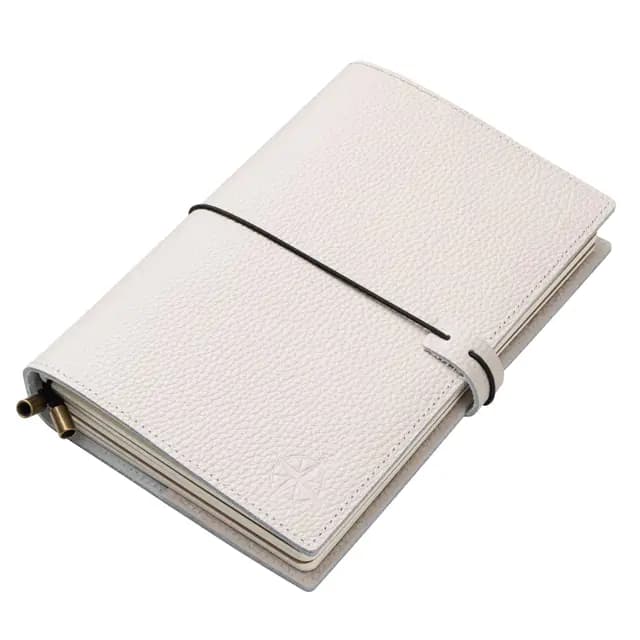 Wanderings A5 Travelers Notebook mit Fächern, Oat – Leder Journal, 6" x 8,5" / 15 x 22 cm. Nachfüllbares Reisetagebuch, Robust Genug, um alle Abenteuer des Lebens Festzuhalten. 120 GSM Blanko Einlagen