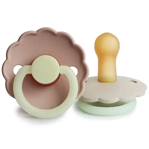 FRIGG Daisy Night Schnuller 2 Packung | Latex Schnuller | BPA-Frei | Hergestellt in Dänemark | Symmetrischer Sauger in Kirschform (Blush Night/Cream Night, Größe 2 (6-18 Monate))