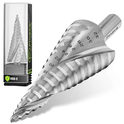Pinava® Stufenbohrer HSS Cobalt Pro [Extra Scharf & Robust] Profi Kegelbohrer für Edelstahl, Metall, Holz, Kunststoff - Blech-Schälbohrer mit tiefer Doppelspirale - 10mm Schaft Ø4-32mm Lochbohrer