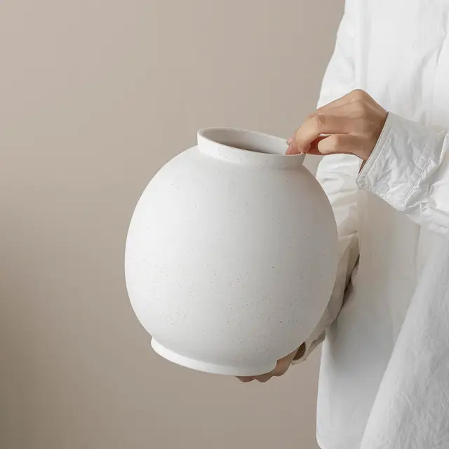 Große Keramik Vase, Weiß, Runde Form, 21,8 cm Hoch, 18 cm Breit, 10,3 cm Öffnungsdurchmesser, Dekorative Blumenvase (Ball-White)