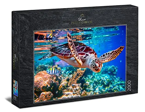 Ulmer Puzzleschmiede - Puzzle „Meeresschildkröte“ - 2000 Teile Puzzle aus dem Meer – Puzzlemotiv der schwimmenden Schildkröte als leuchtende Unterwasser-Aufnahme in der Südsee