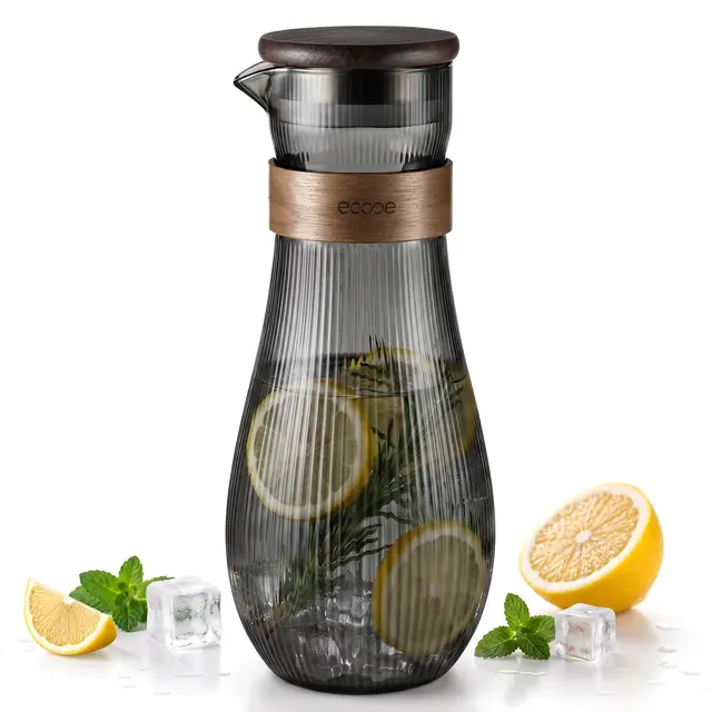 ecooe Wasserkaraffe 1,8 L Glaskaraffe mit Deckel Schwarz Gerippte Karaffe | Borosilikatglas, Schwarz Karaffe mit Ausgießer, Geeignet für Heißes & Kaltes Wasser, Eistee, Saft, Milch, Tee