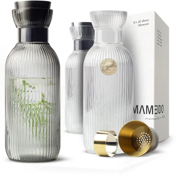 MAMEIDO Wasserkaraffe mit Ausgießer & Sieb 1,5 l (Smoke Black) | aus mundgeblasenem, geriffeltem Kristallglas in edler Optik mit tropffreiem Ausgießer – ideal zum Verschenken