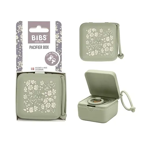 BIBS Liberty Schnulleretui mit Schlaufe, zum Aufbewahren und Transportieren von Nuckeln, bietet Platz für drei Beruhigungssauger, 100% BPA-freies Material. Hergestellt in Dänemark
