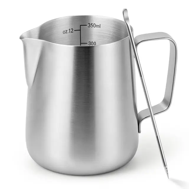 Milchkännchen, 350ml/12oz Milchkanne Barista mit Skalenlinie und Latte Art Stift, Kaffee Begleiter Milchschaum Kanne, Metall Barista Zubehör, geeignet für Cappuccino, Latte und Espresso